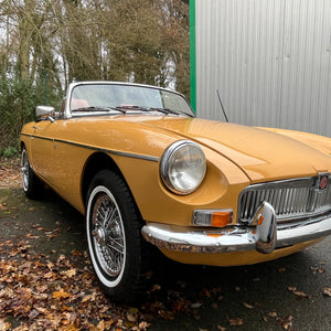 1976 MGB yellow roues  rayons chrome