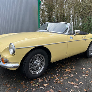 1976 MGB primerose yellow roues rayons chrome